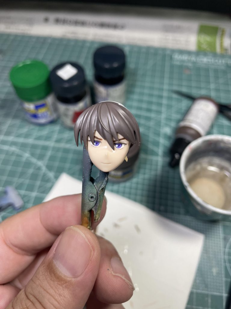 デカールの眉を筆塗りで太く調整