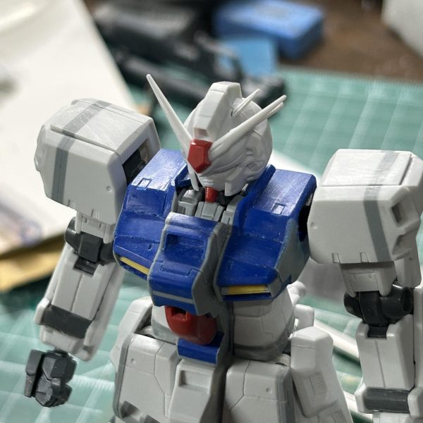 暑いですねぇ🫠気付いたら8月です。忙しくてガンプラからちょっと離れてましたが再開しました。スジ彫りでパネルライン入れつつのディテールUPしてます。スジ彫りパターンもマンネリ化してきて目新しさがないですね、いつもの感じです😅時間をあけて改めてこのステイメンを見てたら正解が分からなくなりました、時間はあけるもんじゃないですね、勢いで作りきるのも大事だと感じました😭クスィーガンダムも作りかけで放置状態、今見ると全部手直ししたい…まいったぜ。（2枚目）