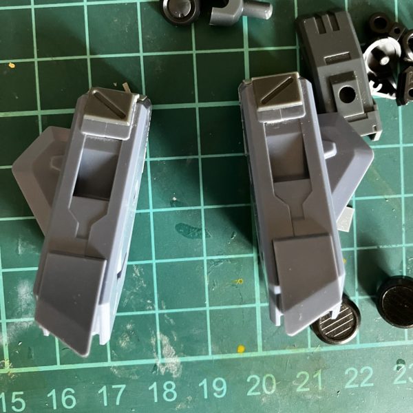 皆さまこんにちは🌞やっと買えたゲルググ作ってますw只今追加ブースターをせっせと作っておりました。初期の構想がいまいちだったので、迷走しながらの制作です💦本体の仮組みは終わり　バランスを見ながら追加パーツを組んでます今回はキツいミキシングはせずに行こうと思っておりますお時間がございましたら見てあげてくださいよろしくお願いいたします。（1枚目）