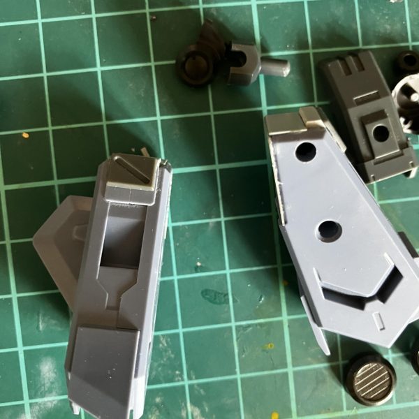 皆さまこんにちは🌞やっと買えたゲルググ作ってますw只今追加ブースターをせっせと作っておりました。初期の構想がいまいちだったので、迷走しながらの制作です💦本体の仮組みは終わり　バランスを見ながら追加パーツを組んでます今回はキツいミキシングはせずに行こうと思っておりますお時間がございましたら見てあげてくださいよろしくお願いいたします。（2枚目）