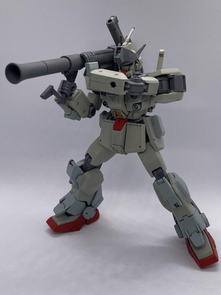 ビームマシンガンはエネルギーを機体からの供給式ではなくカートリッジ式にしていることで本機のエネルギー消費率を削減している。ビームサーベルは背部と右腕部に備えられている。