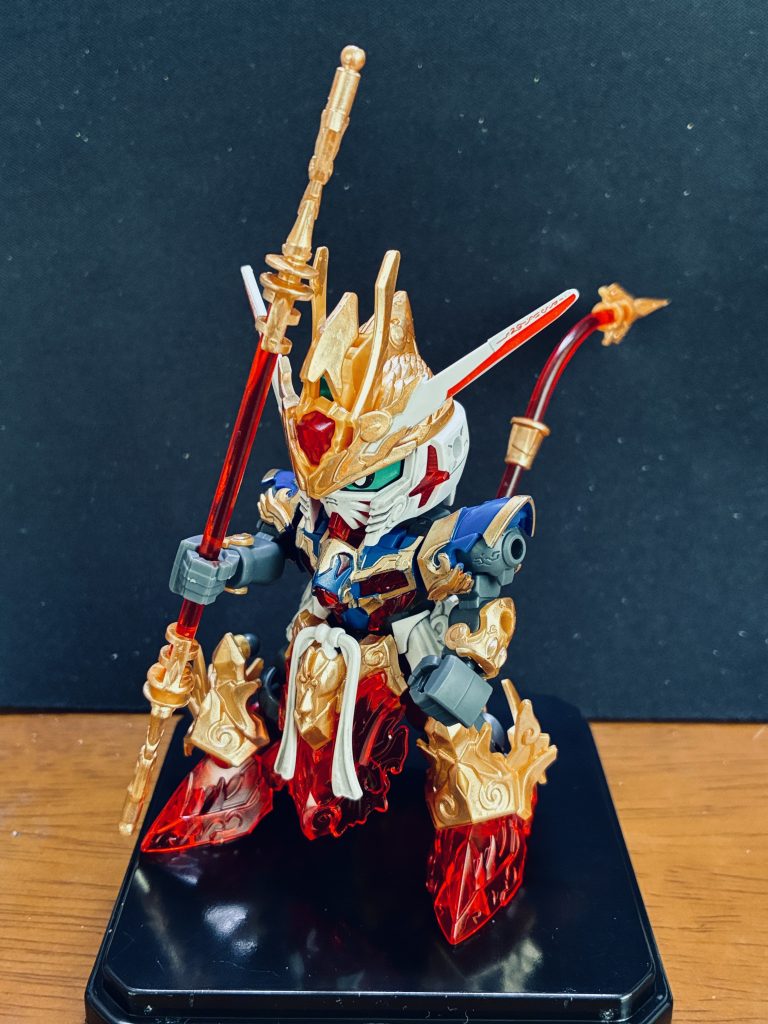 ほとんど素組で、ガンダムマーカーのイエローゴールドだけちょいちょい塗って、付属シールは目玉とサブカメラとアンテナ部にだけ貼って完成。自分でお隣さんちに持ってくのは恥ずかしいので妻に一緒に行ってとお願いしたら、明後日まで旅行中とのこと。きっとお土産をいただくと思うので、その時に渡してあげよう。喜んでくれるといいなぁ♪(´・ω・)