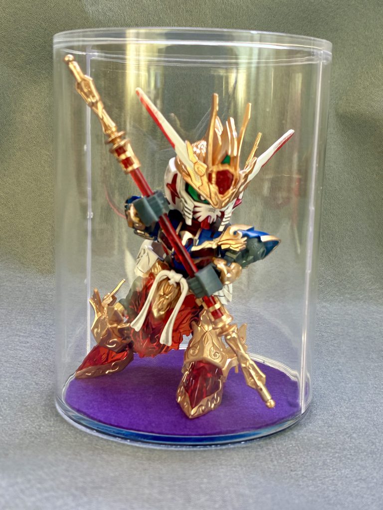 ダイソーのアクリルケースに紫のフェルト敷いて出来上がり♪尻尾はそのままではケースに収まらなかったので、一本分外して装着。