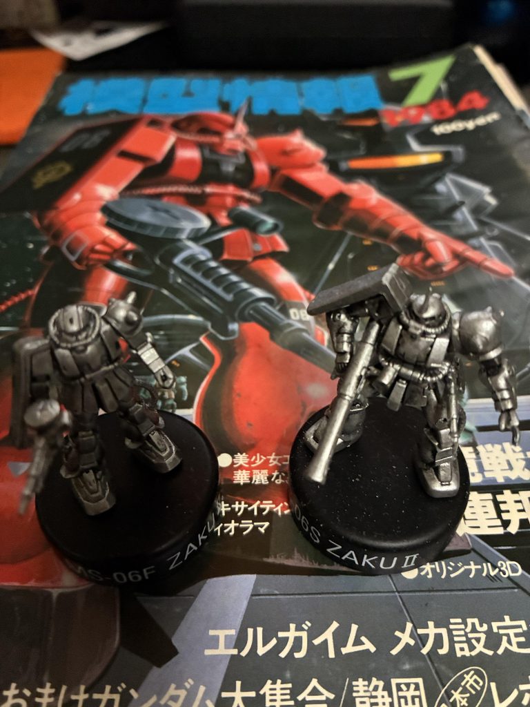 おまけ実家で見つけたボトルキャップフィギュアからザク2体