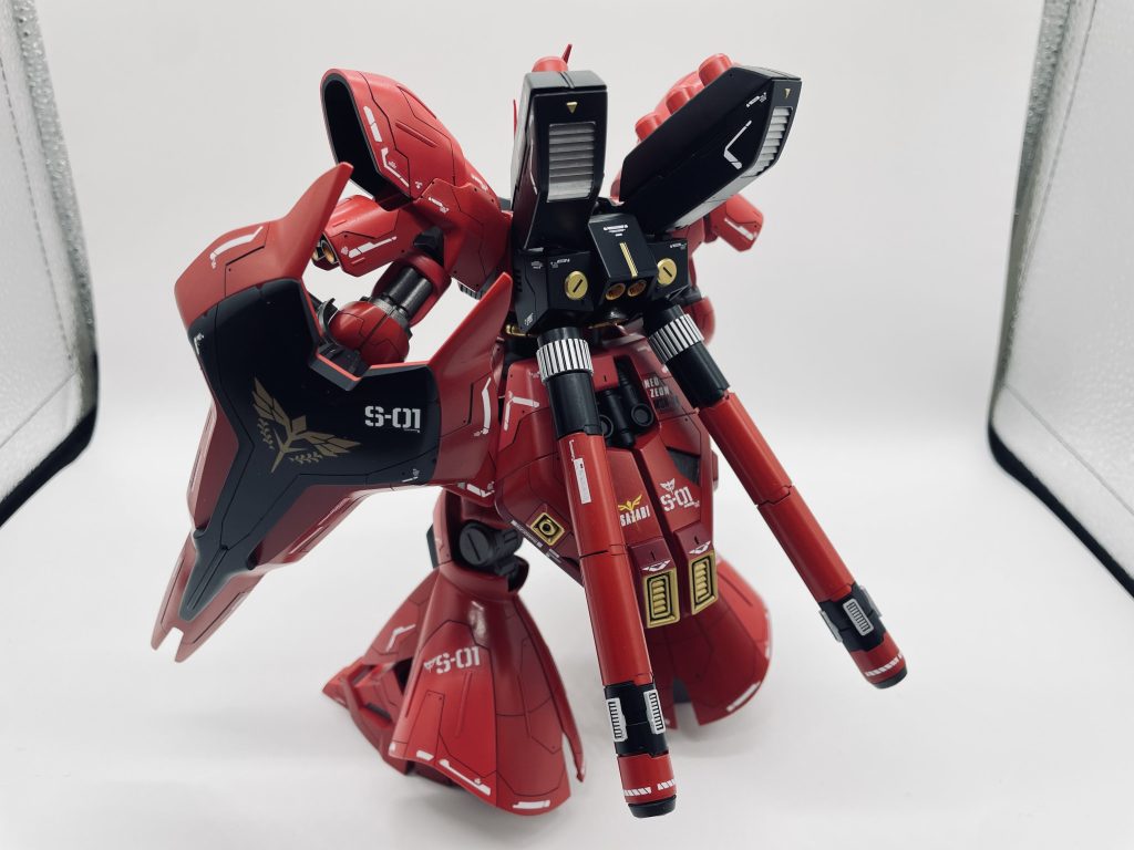 ツートンは足がわかりやすい。。プロペラントタンクは工作を微妙に失敗してこれ以上跳ね上がられません。リアスカートは特に失敗してデカール貼ったり、塗り直ししてボロ隠ししています。ふちどりに使ったワインレッドが良すぎて全体的に取り入れれば良かったです。デカール貼った後なのでやり直しできませんてしたが…