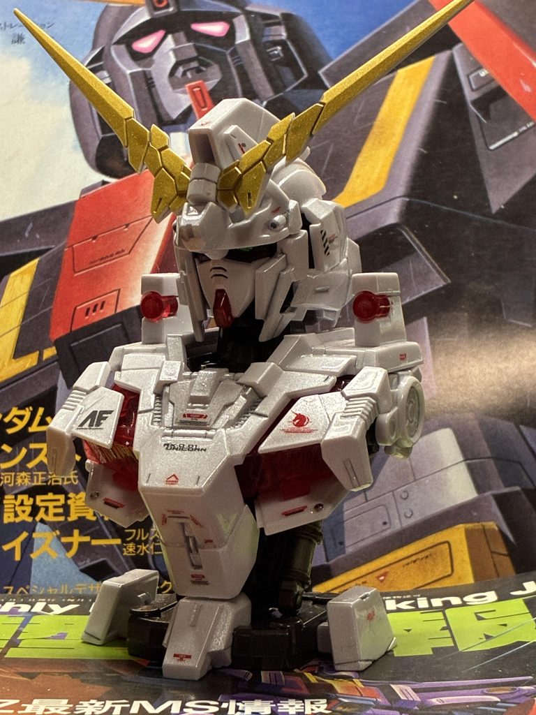 800円ガチャのユニコーンガンダムも紹介しておきましょうぱぱっと組んだ後、ホワイトパールとクリアを交互にエアブラシで吹いて、乾いてからデカールを適当に貼ってからクリアを五回重ね吹きしてツヤツヤにしました。