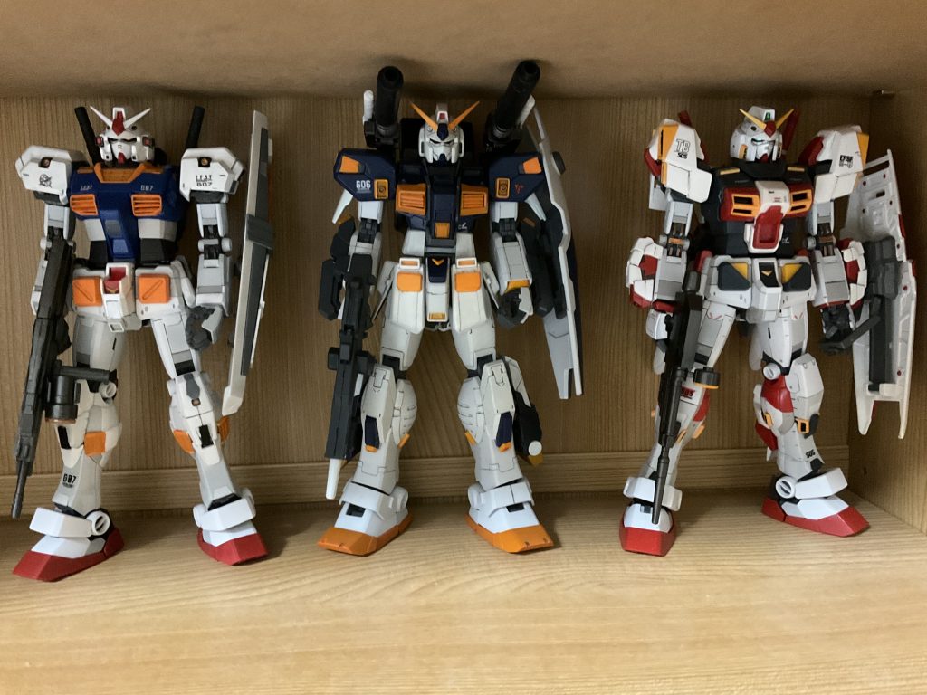 本棚に収納された5号機から7号機