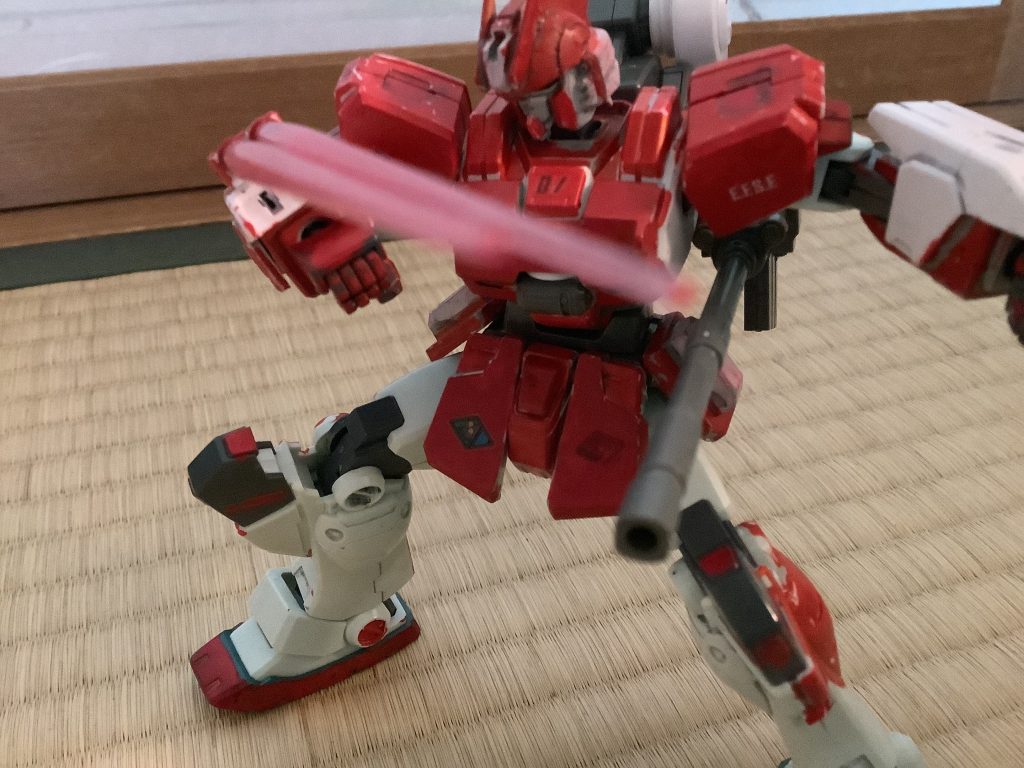 ビームサーベルを取り出し、鍔迫り合いをする両者。エグザベ「ガンダム!」その機体はガンダムだった。