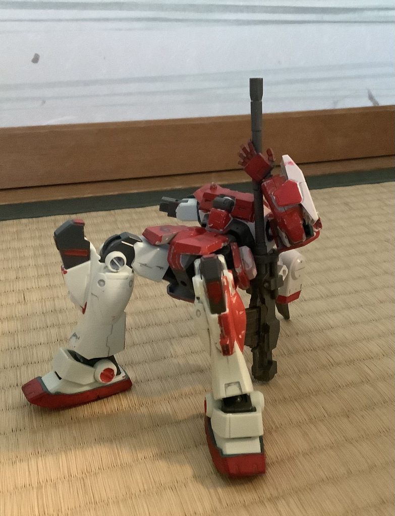 エグザベは、ガンダムの右腕と頭を破壊して真上に逃げた。しかし、ガンダムは、それを感じていた。真上にキャノン砲を向け、撃つ__エグザベはそれを見ていなかった。弾は、バックパックのバーニアに直撃した。ギャンはそのまま一つの閃光とかした。