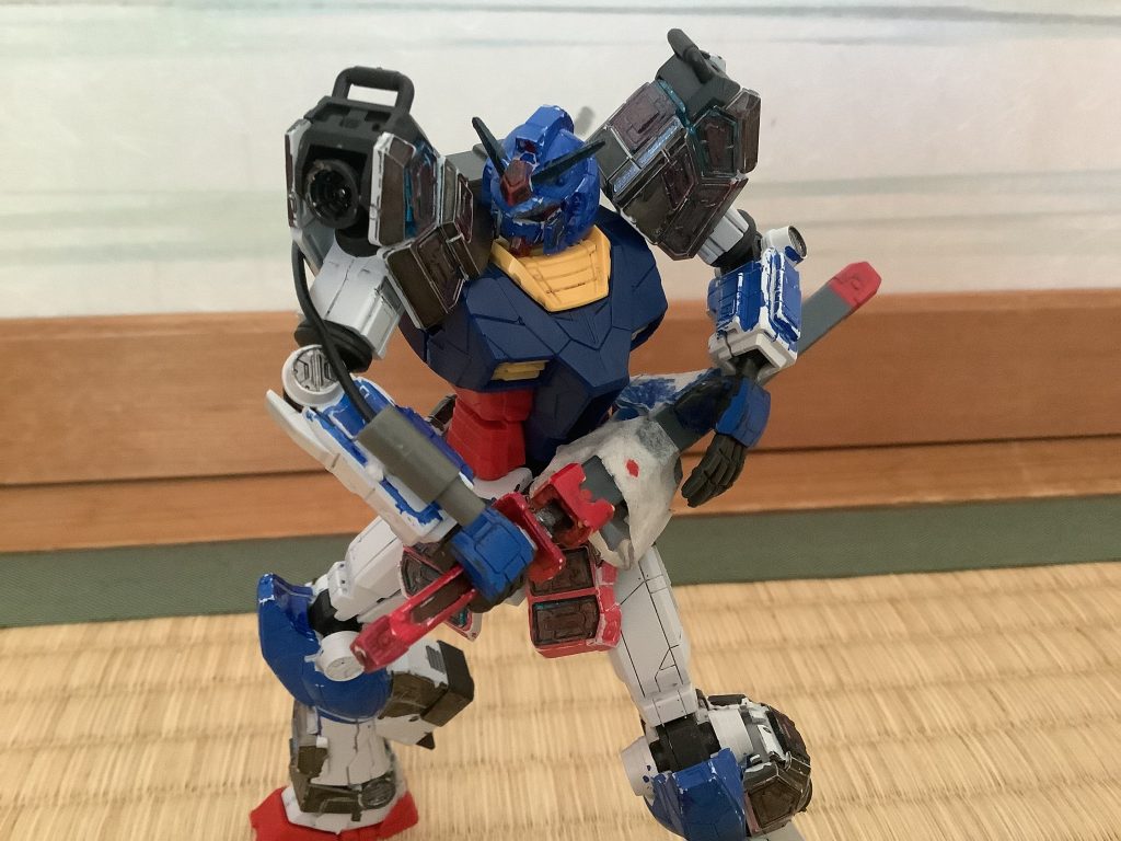 肩などにあるビーム変換エネルギーパネルは、敵機のビームライフル、ビームサーベルなどビームによる攻撃を無効化、さらに機体エネルギーに変換することが可能です。これにより、真田刀の切れ味は向上、機体の速度も上昇します。