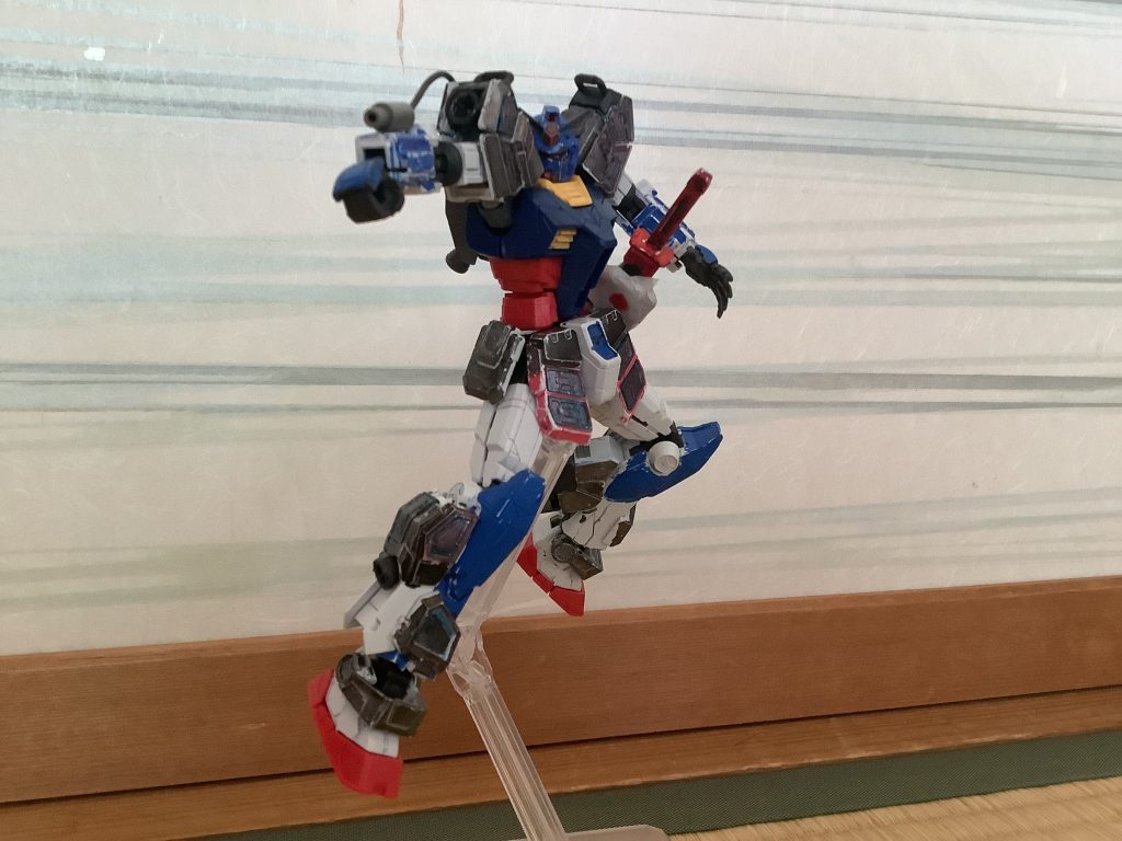 サブの武器は、「ショートビームガンサーベル」です。右腕部に装備されており、ガンモードとサーベルモードになります。