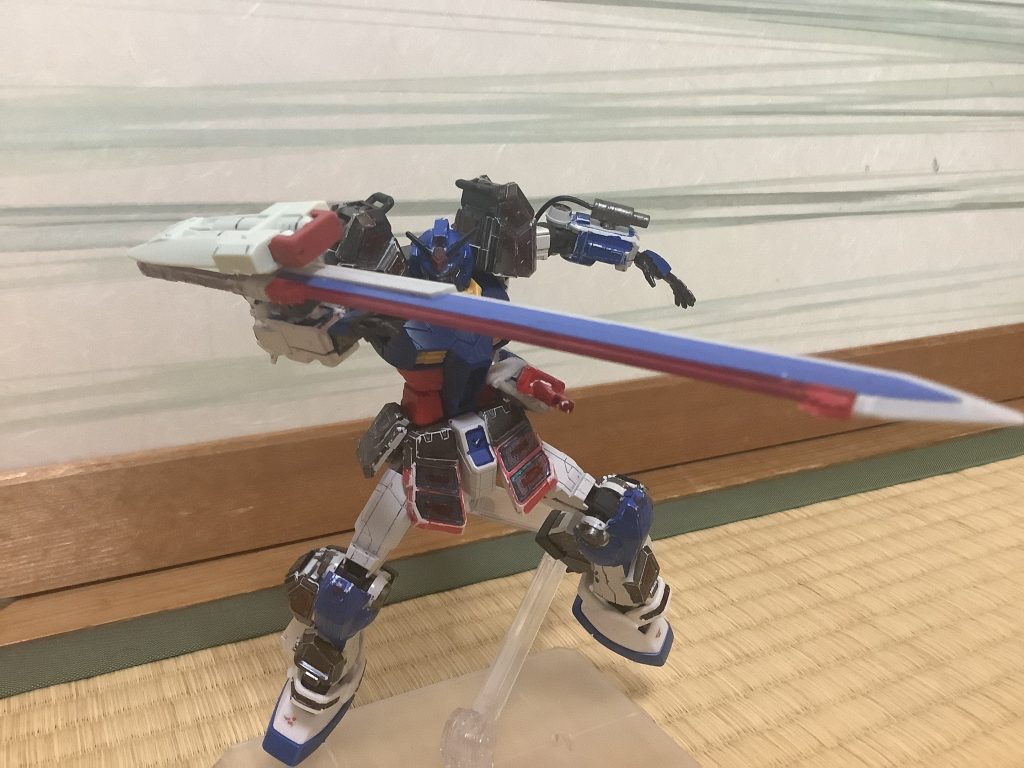 メインの武器は、対艦刀とミサイルを取り付けた大型ビームソードです。