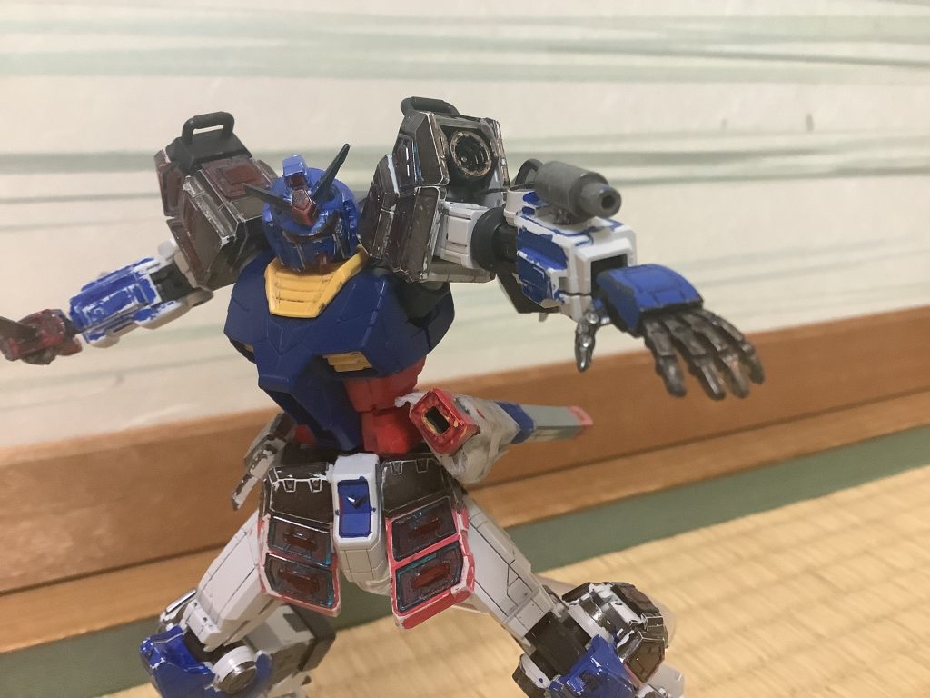 サブの武器、「ショートビームガンサーベル」は左腕部に取り付けました。