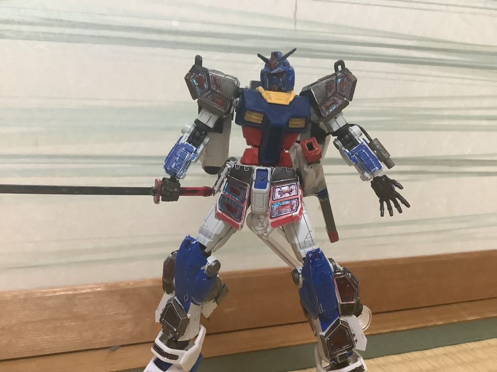 ガンダムシュネーヴィントはGN粒子を使用しているので、ビーム変換エネルギーパネルもGN粒子を取り入れる事が可能にしました。そのためパネルも、赤くなっています。