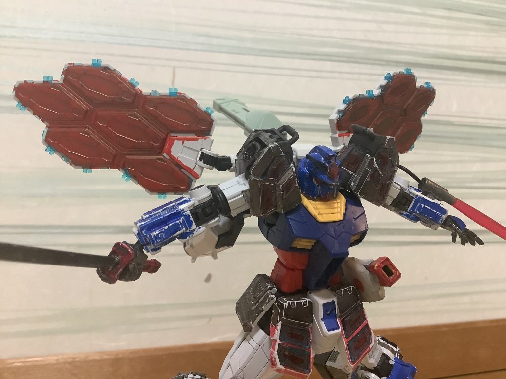 大型のビーム変換エネルギーパネルを装備。GN粒子や、ビームライフル、ビームサーベルのエネルギーがパネルに入ります。GNビームライフル5発受けたら、トランザムができます。(例 ヴァーチェのGNバズーカ?をくらっても、無効化でき、ビームに含まれているGN粒子を吸収する事が可能)つまり、ビームで攻撃をいれてもエネルギーになるだけなので実質最強ですね。機体名のフェニックスは、バックパックの大型ビーム変換エネルギーパネルが赤いからです。