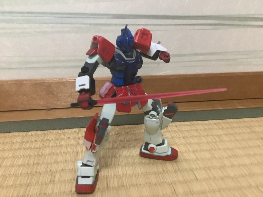 ビームサーベルは腰に装備。