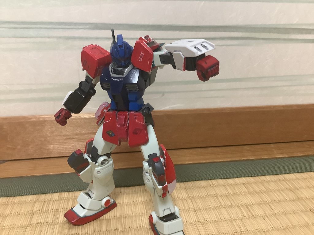 腕部には、バルカンがついています。