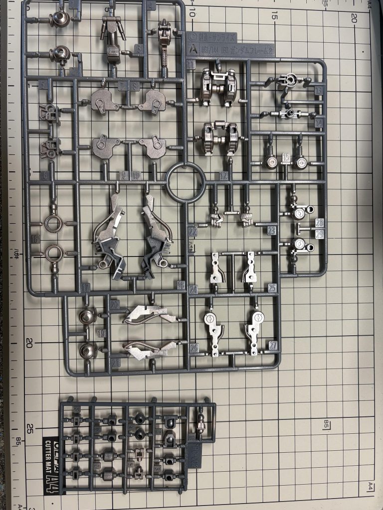 塗装は以下の通りメイン1:エアクラフトグレーメイン2:ニュートラルグレー水色:すみれ色関節部:カッパー武器など:赤鉄色ランナー塗装後はマーカーで部分塗装、デカール、透明コート、大雑把にマスキングして艶消しコートです