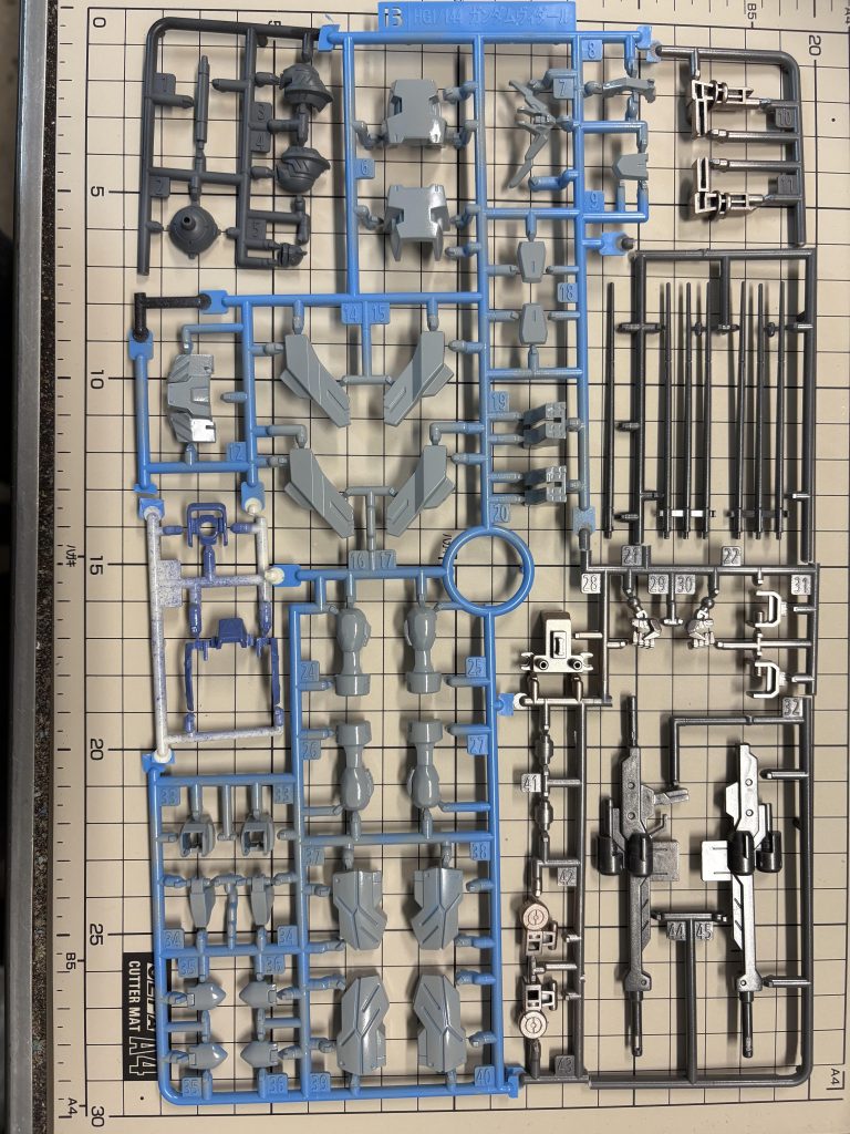 こんな感じでランナー塗装してます。今回はデカールでランナー跡を隠す作戦です。ギリギリまでゲートをカットしているので、モノによっては1箇所でランナーと繋がっており、プラプラだったりします。