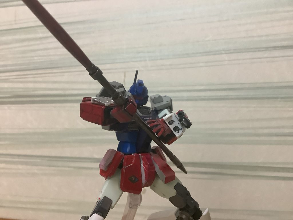 武器の薙刀は、ジムのビームサーベルを改造して作りました。