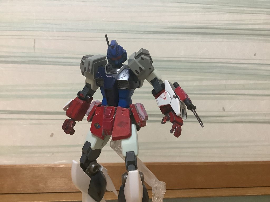 左腕部には、小型の銃剣とバルカンを装備しています。