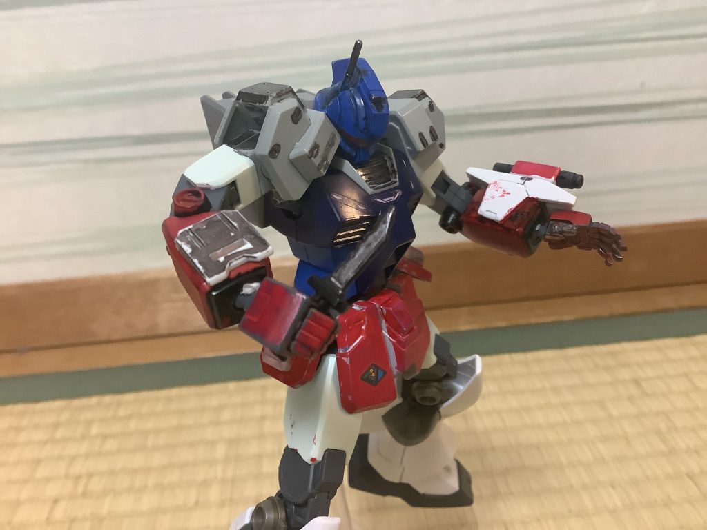 手に持たせる事もできます。