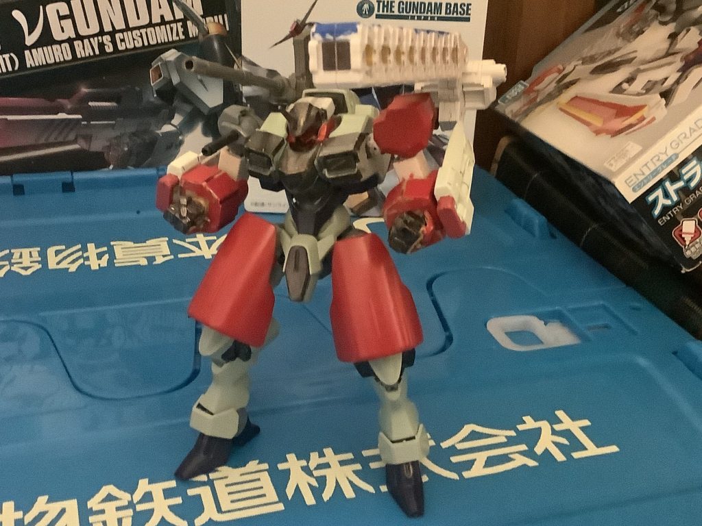 武装は、ミサイルと180㎜キャノン砲、ビームガンと大型ビーム砲です。