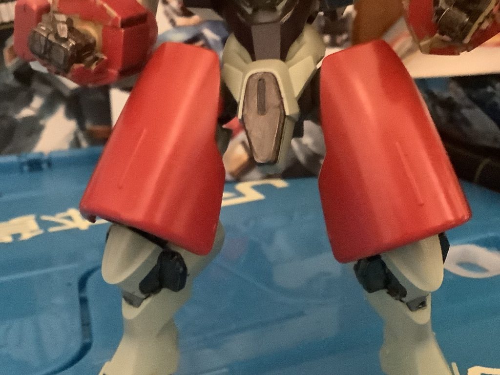 脚部の赤いパーツは、サザビー。