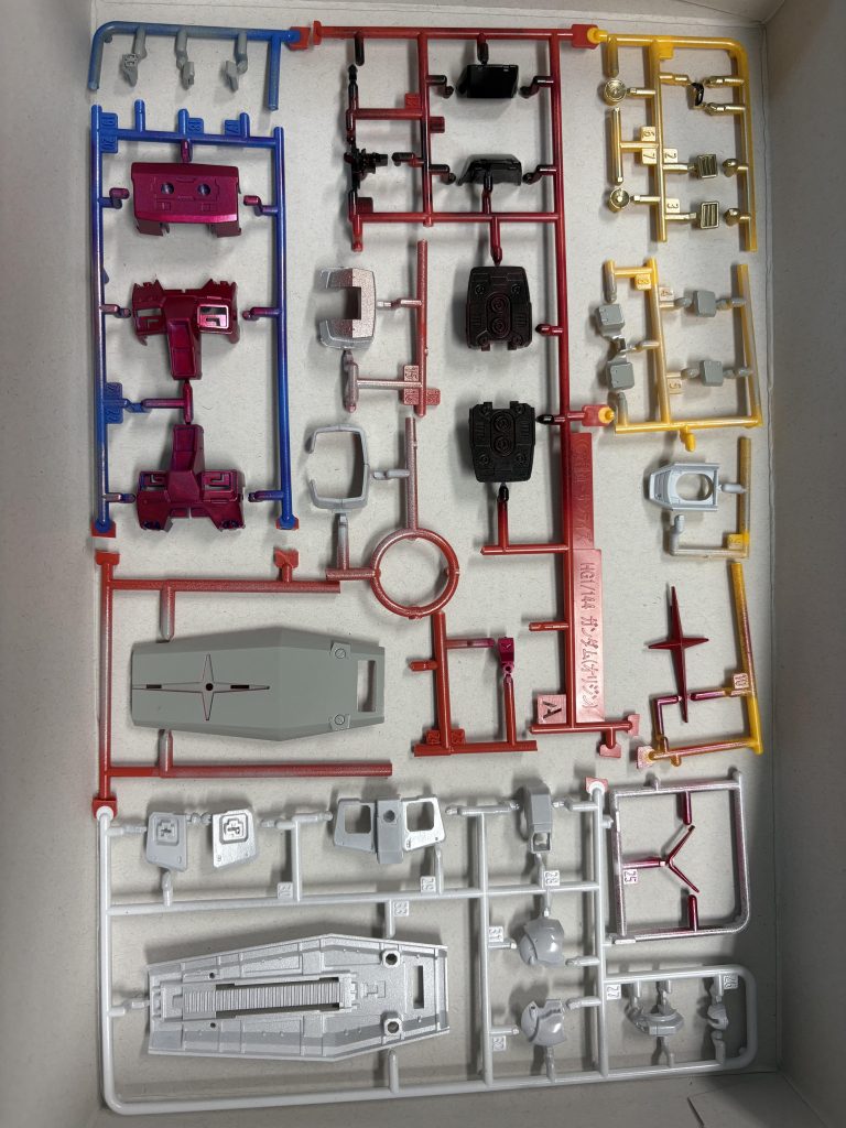 見ての通り、これもランナー塗装です。目の周りは筆塗りしたのですが、結局シールにしました。
