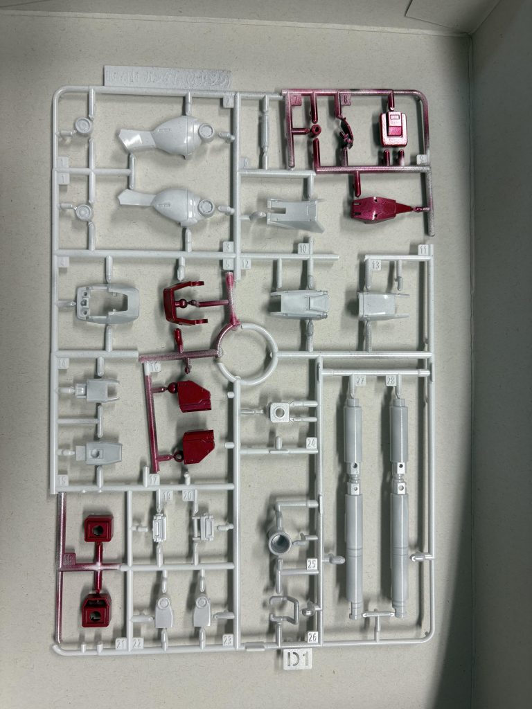 胴体部とそのほかの部位で赤は色を変えているのですが、ほとんど見分けがつかなくなってます。膝頭はジーラインの真似で赤くしてみたのですがしっくりこなくて組んだ後に白に塗り直しました。また作る機会があれば横着せず表面処理しようと思いました。ではでは