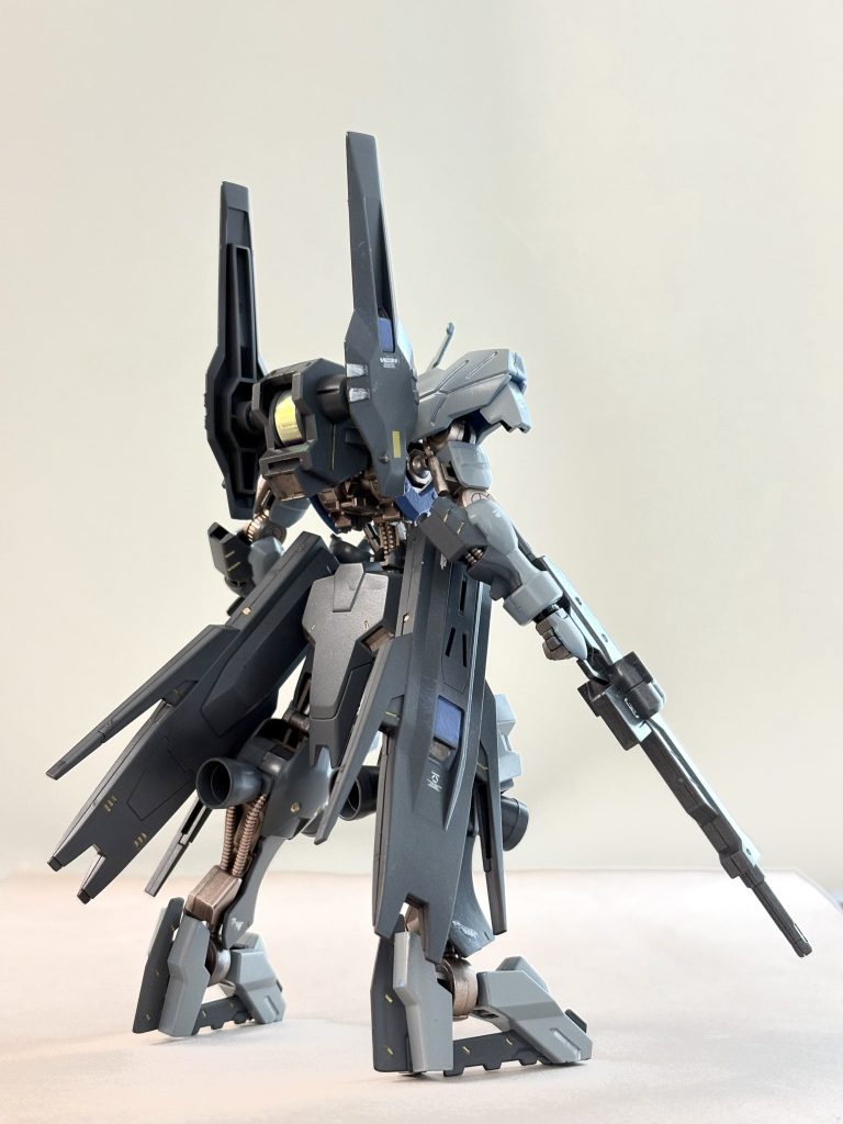 デカールの7割くらいはガンダムmk2のティターンズ用を使ってます。(mk2ティターンズを作る予定もないので勿体無いというか)。背中はいつか買いたいリックディアスの真似