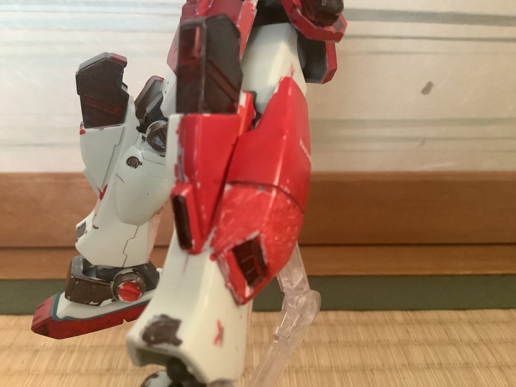 脚部にスラスターなどが装備されているため、障害物の多いフィールドでも自由自在に動ける。