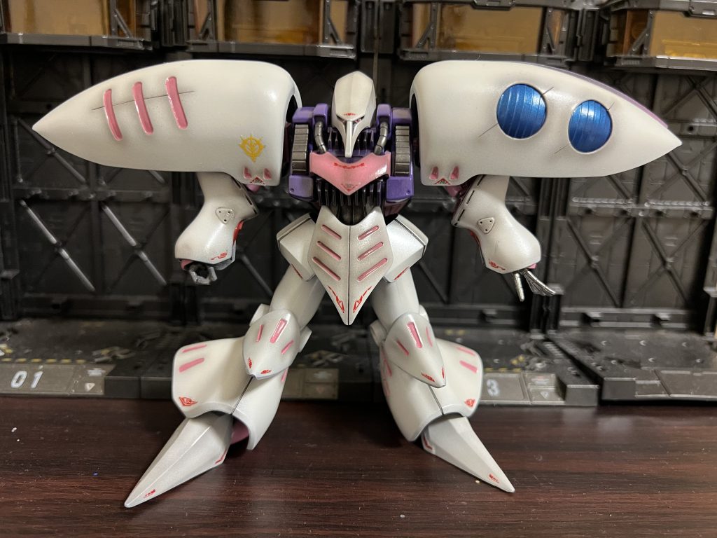 黒サフしてから、ミスターカラーのスーパーホワイト、その上にパールホワイトをかけてます。