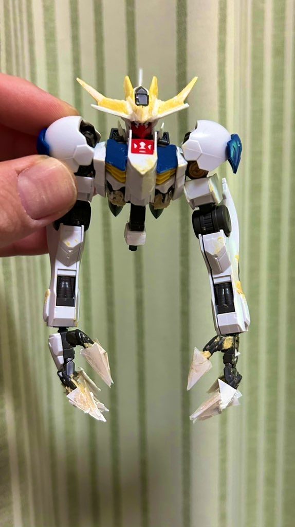 改修過程は全身に渡りプラ板貼り(大体1mm程)アンテナ 幅増し胴体延長 シリンダー、爪のスクラッチ等。しました。