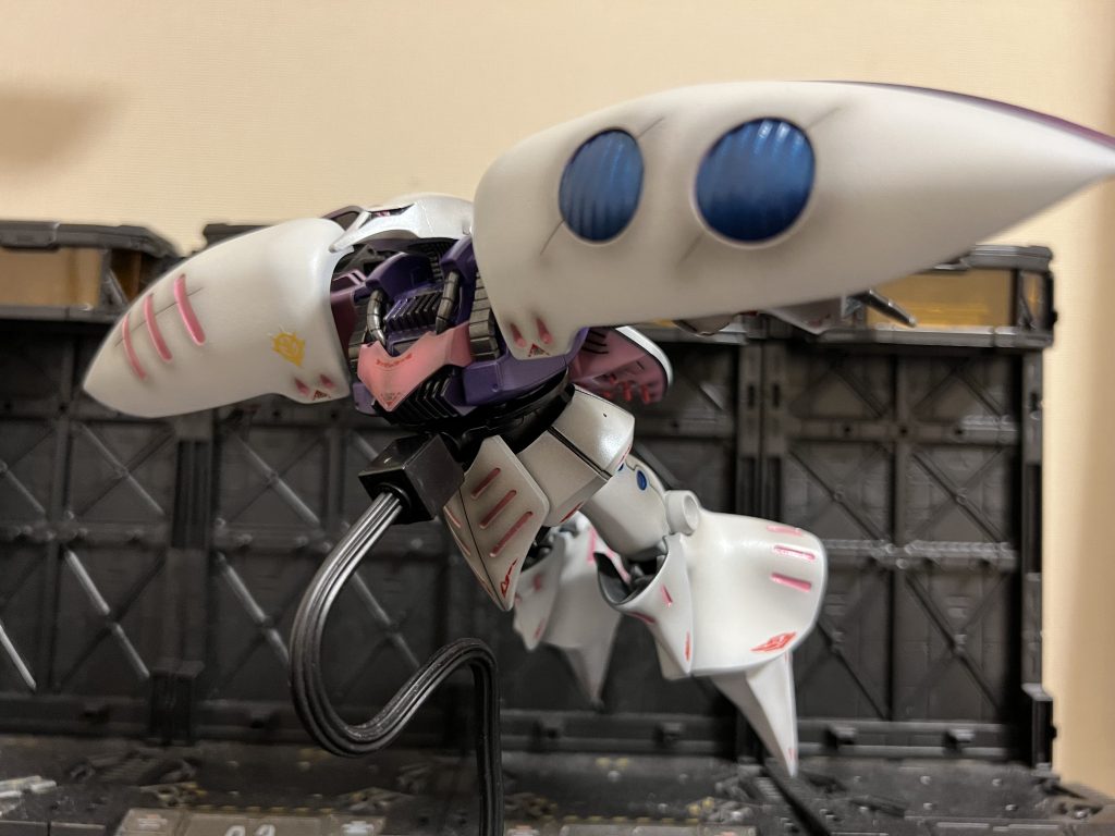 独特の形状ですよね。生物感があると言うか、カブトムシのようで、蝶々のような華やかさもあります。