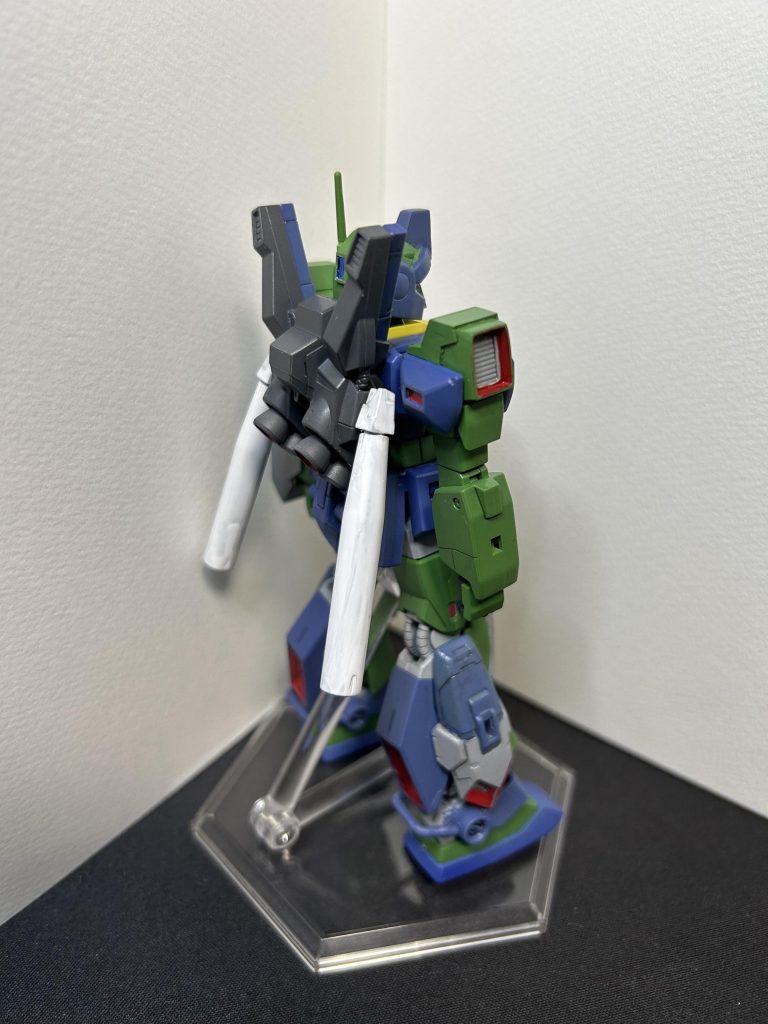 工作として、特徴的なふくらはぎ横のスラスターはペイルライダーから拝借しました。これにより、付属のミサイルポッドを装備可能となり、オリジナル仕様にしました。