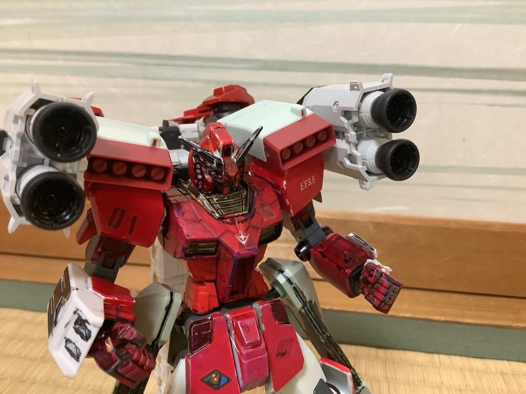 ミサイル肩に装備されているミサイルは、熱源追尾ミサイルであるため発射すると敵を追尾、攻撃することが可能である。オオモト・アカイ「一応、実弾も装備させておこう」