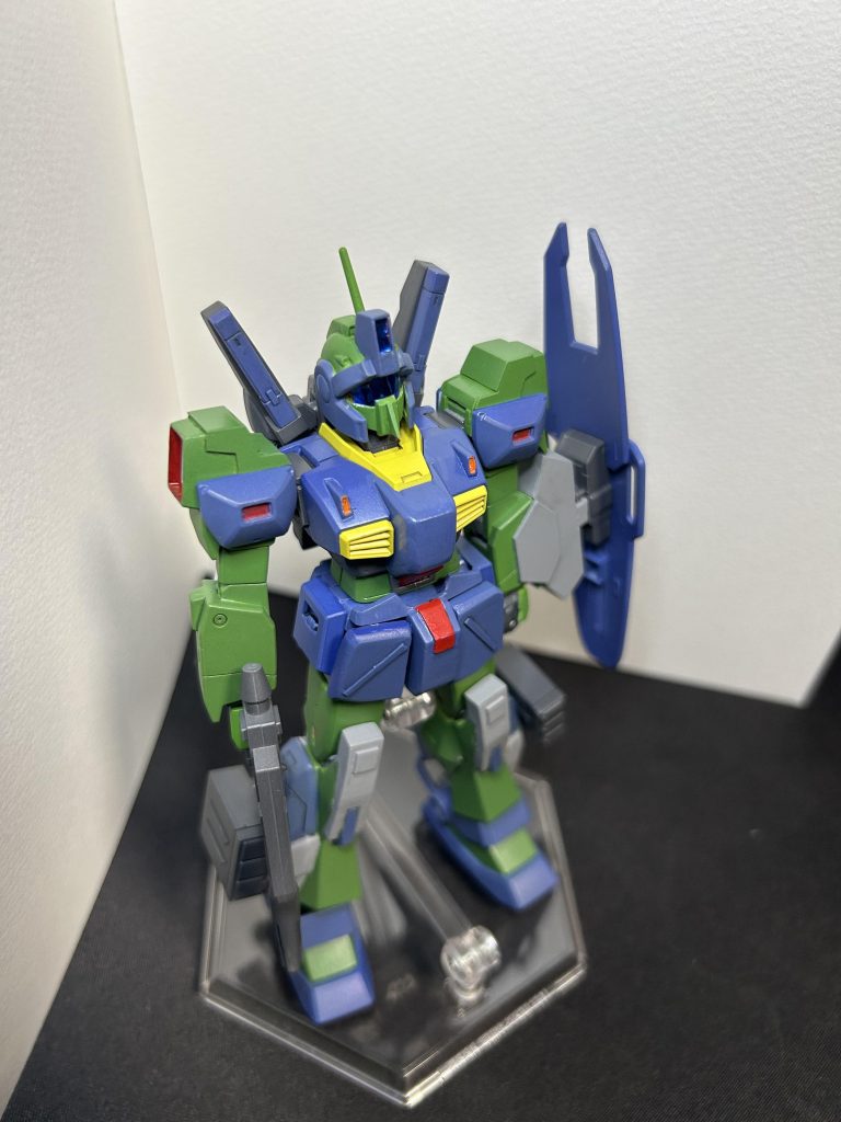 アングルを変えて最初は設定資料通りに武装は塗らない予定でしたが、サフ吹きの時にやっぱ持たせたくね?と思い合わせ目消し等はしてませんが塗って持たせてみました。自分としては愛着湧きすぎて気になりません笑それはそれとして、工作や塗装、色んな勉強になったので作って良かったです。次はデカールやスジ彫り辺りを勉強して作ろうと思います。ここまで見て下さりありがとうございました。