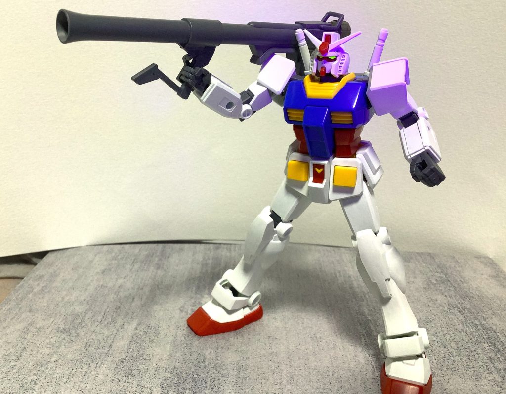 作ってるときは、なるほど～ここを一体成型して省略化してるのか～良く出来てるなあと感心しておりましたが、ポージングさせると曲がんねー・・そらそうかとりまおめめピカーん、バズーカはHGのを拝借