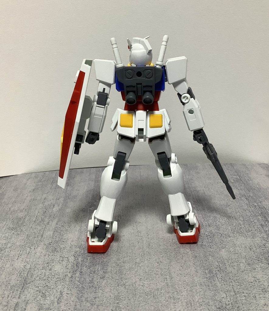 後ろから見ると流石にスカスカしてますね、足の合わせ目消しちゃんとしててエラい！EG、結構楽しかったです　νガンダムとかここの先輩方のように無茶苦茶カッコ良く作れたらいいなあ‥それはまた先のお話