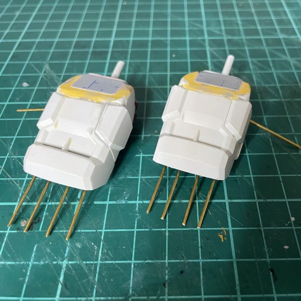 でっちあげギガンティックアームの5本指バージョン。関節を仕込もうとパーツを探したんだけど、見つけたパーツで数を揃えるとお財布が悲鳴をあげることが確定😭　どうせあまり動かさないので、真鍮線とパイプスプリング、プラパイプの3点セットで作ることにしました😊これから微調整は必要ですが、こんな感じで進めようかと思います。（1枚目）