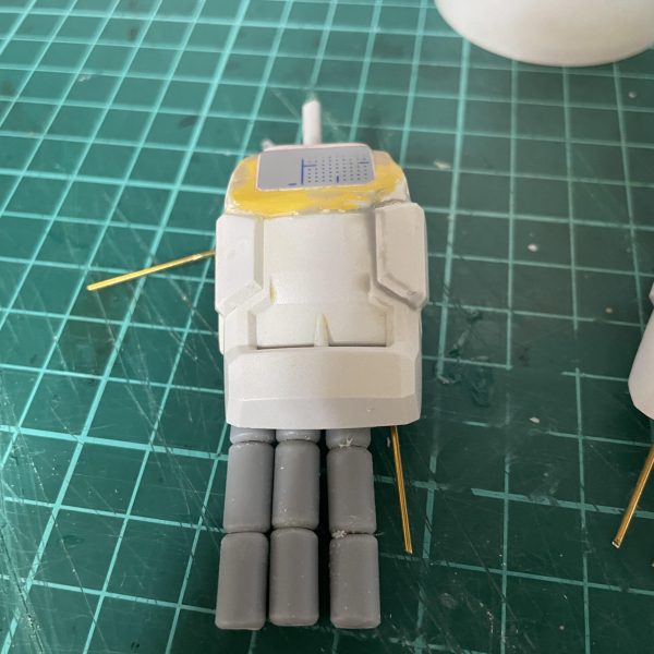 でっちあげギガンティックアームの5本指バージョン。関節を仕込もうとパーツを探したんだけど、見つけたパーツで数を揃えるとお財布が悲鳴をあげることが確定😭　どうせあまり動かさないので、真鍮線とパイプスプリング、プラパイプの3点セットで作ることにしました😊これから微調整は必要ですが、こんな感じで進めようかと思います。（2枚目）