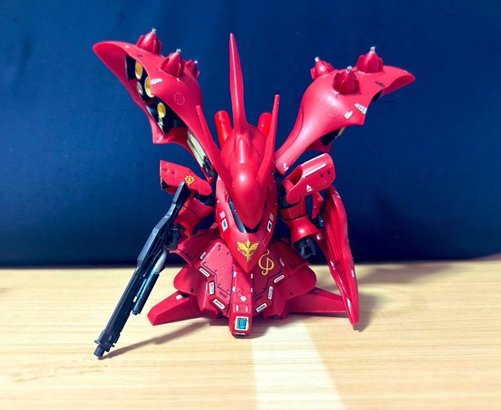 使用した塗料メイン装甲(アクリジョンのモンザレッド)バーニア(黄色) ガンダムマーカー仕上げ (つや消し)フレームは成型色仕上げです。その他は、部分塗装でガンダムマーカーでちょくちょくディテール入れてます!