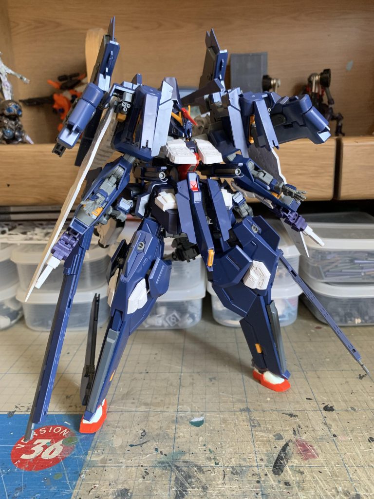 機体各所の追加装甲にしたりプロペラントブースター作ったりと、いい感じに使えました。最後に額部分にヘイズルのデコと多分アストレアのクラビカルアンテナと思われる角を追加して、サフなし筆塗りで仕上げました。本体は7月中には終わってましたが、途中で別のキット触っていたので塗装は盆休みに入ってから突貫で実施しました。パーツ数が多くてすごく面倒だったのと、重くて股間や膝への負荷がすごくてすぐに後ろへ倒れそうになりますが、なんとか自立はできるのでまぁ安心はしました。稼働範囲は残念ですけど、見た目はカッコよく出来たと自己満足しております。それではご清聴ありがとうございました。