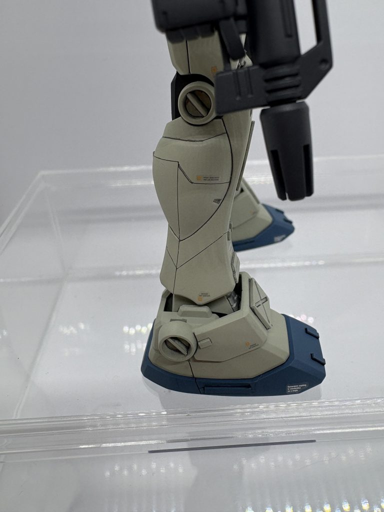 まだまだ改善の余地はありますがマスキングテープで隙間を作ってから後で繋げる方が綺麗に出来ました。斜めの部分は筋彫りの太さを変えてみました