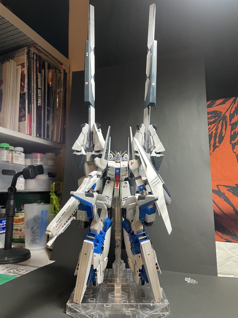 全体像です。ツインタワーのようにデカい😆ナラティブのパーツを加工して、背面には大型ブースター2基と巨大なサイコキャプチャーを組換えて装備。フィン・ファンネルは何とか2基装備