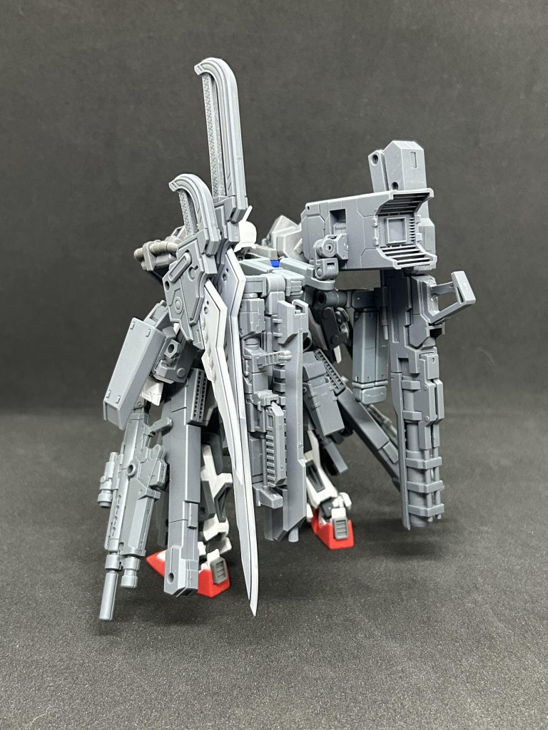 武装と装備 フル装備状態装備一覧小型シールド2枚ビームマシンガン2丁大型スラスターユニット2機ビームソード2本ビームバズーカー 一丁両対実体剣 短 長換装式小型レールガン大型ビームライフル換装用バレル