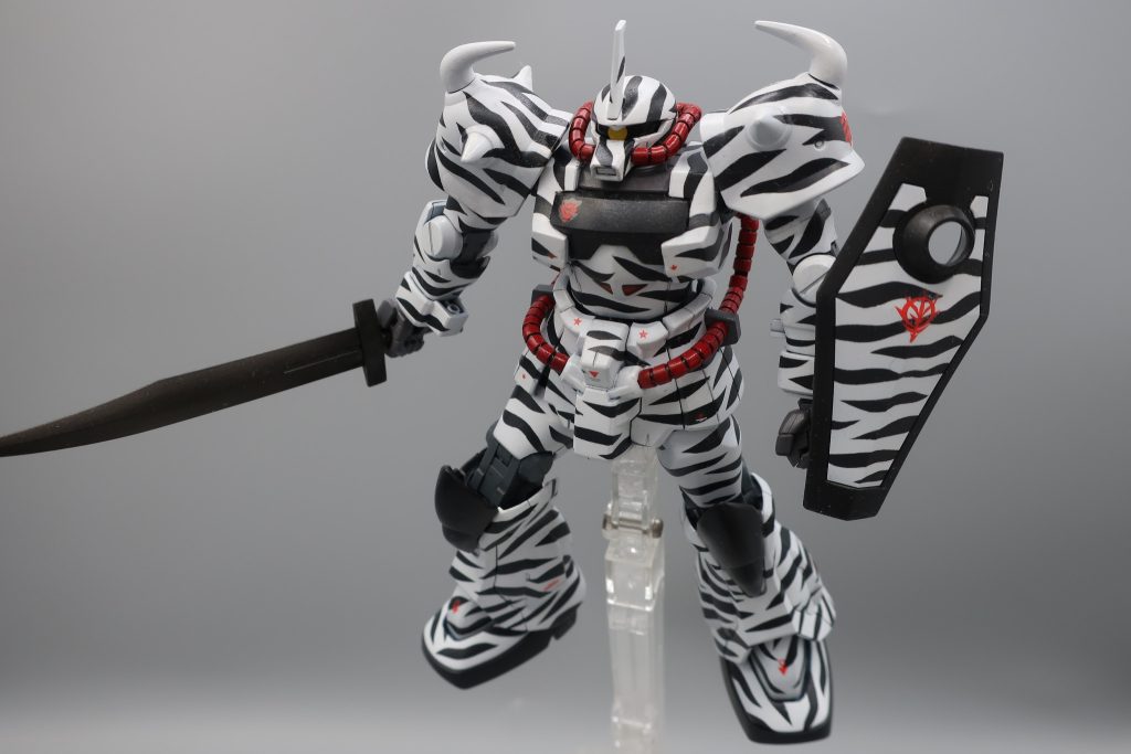 数分後・・・・・　「○○、帰りました！」　ゆりやんが帰って来ました。　コンビニの袋を持って軽やかに私達のテーブルを横切ります。その時　私はおねーさんの話を聞きながらも、横目でゆりやんの持っているコンビニの袋を凝視しました。半透明なコンビニの袋。　しかしそこから透けて見える色、形、質量からして　パン１個とヨーグルト１個しか入っていなかったのです！