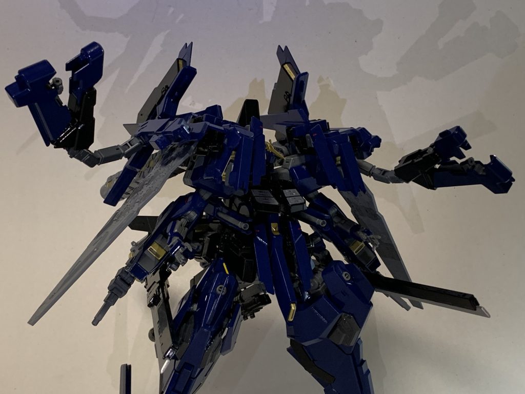 武装は腰部の武器腕化したブレードライフルと両肩のフルドド。