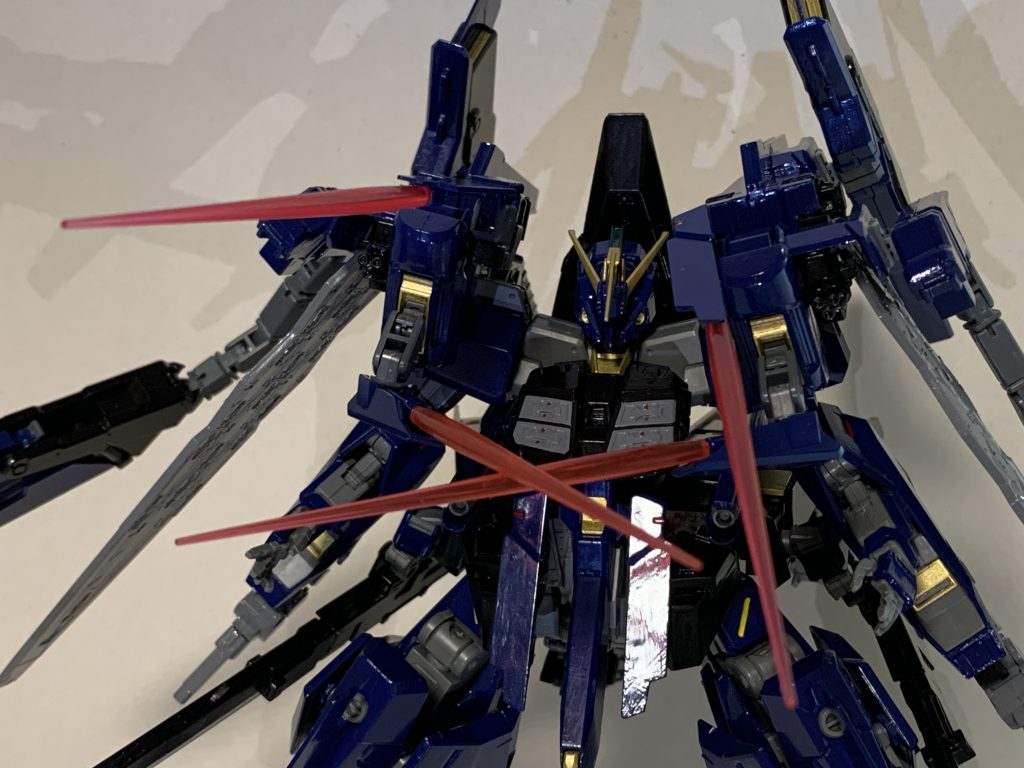 肩部装甲板裏に隠しビームサーベルを装備。ビームガンからもビームサーベルを発振可能で懐に飛び込まれても対応出来る。